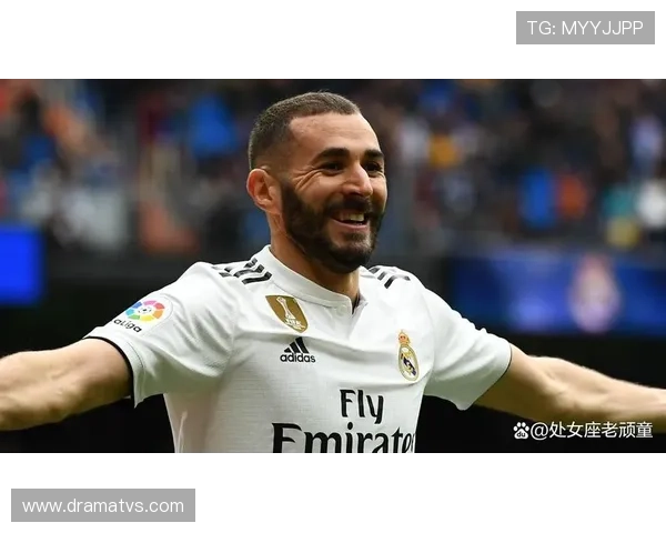 本泽马如何以伪9号角色重新定义现代中锋