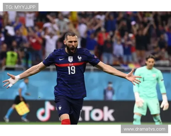 格列兹曼与本泽马:法国队战术角色与体系适配差异分析 格列兹曼与本泽马:法国队战术角色与体系适配差异分析