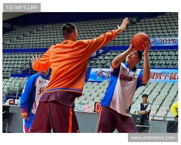 从两次运球说起：解析篮球规则中的这项违例判罚